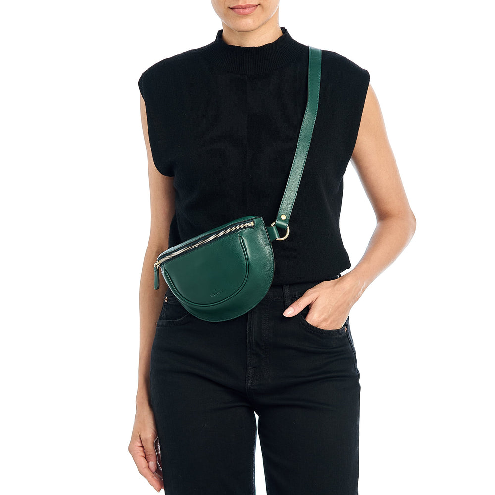 Oliveta | Marsupio da donna in pelle colore verde oleandro — 
lifestyle view
 — 2 of 5