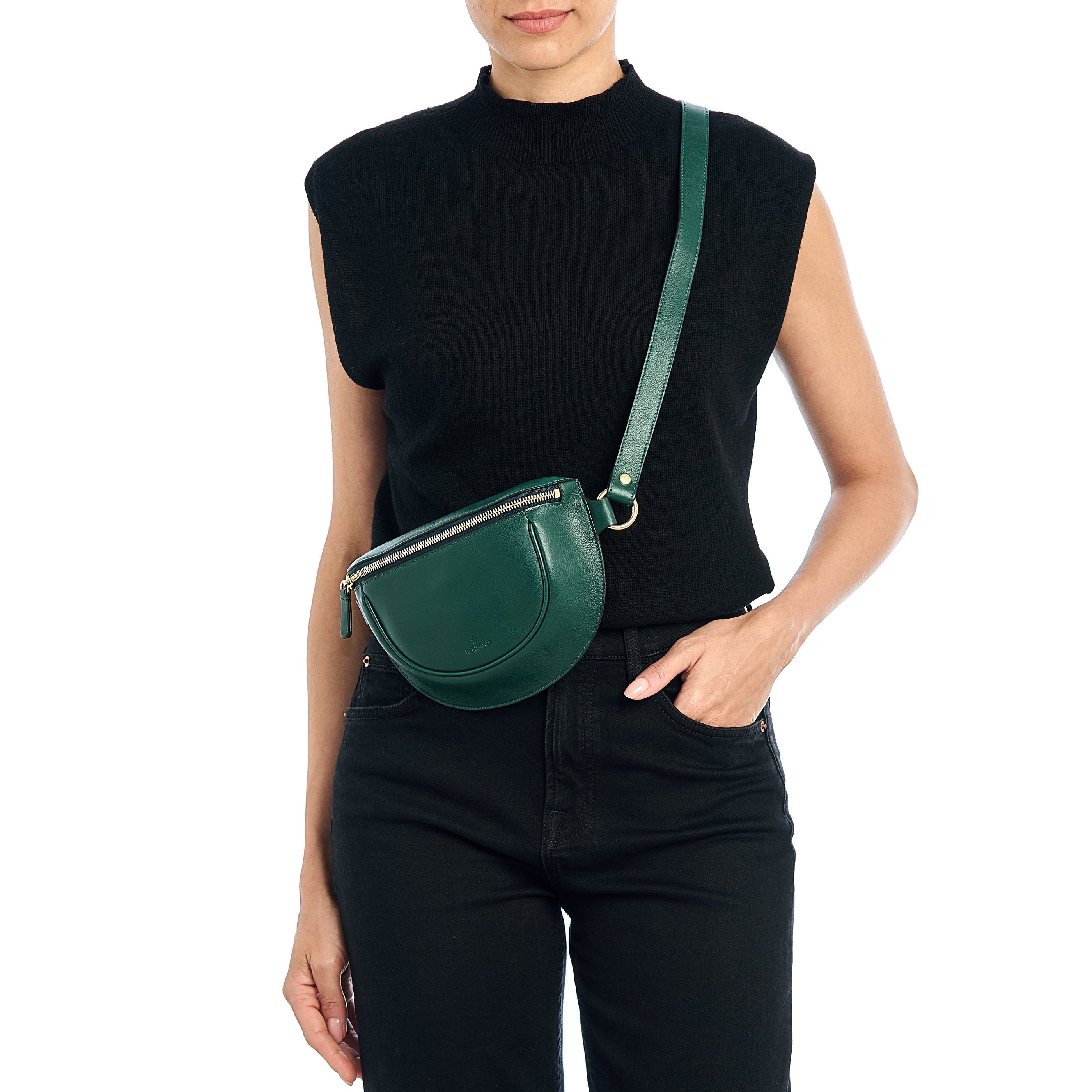 Oliveta | Marsupio da donna in pelle colore verde oleandro — 
lifestyle view
 — 2 of 5