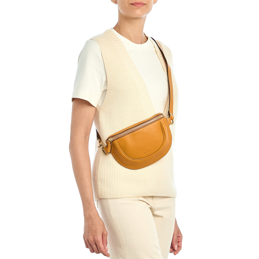 Oliveta | Marsupio da donna in pelle colore giallo narciso — 
lifestyle view
 — 2 of 5