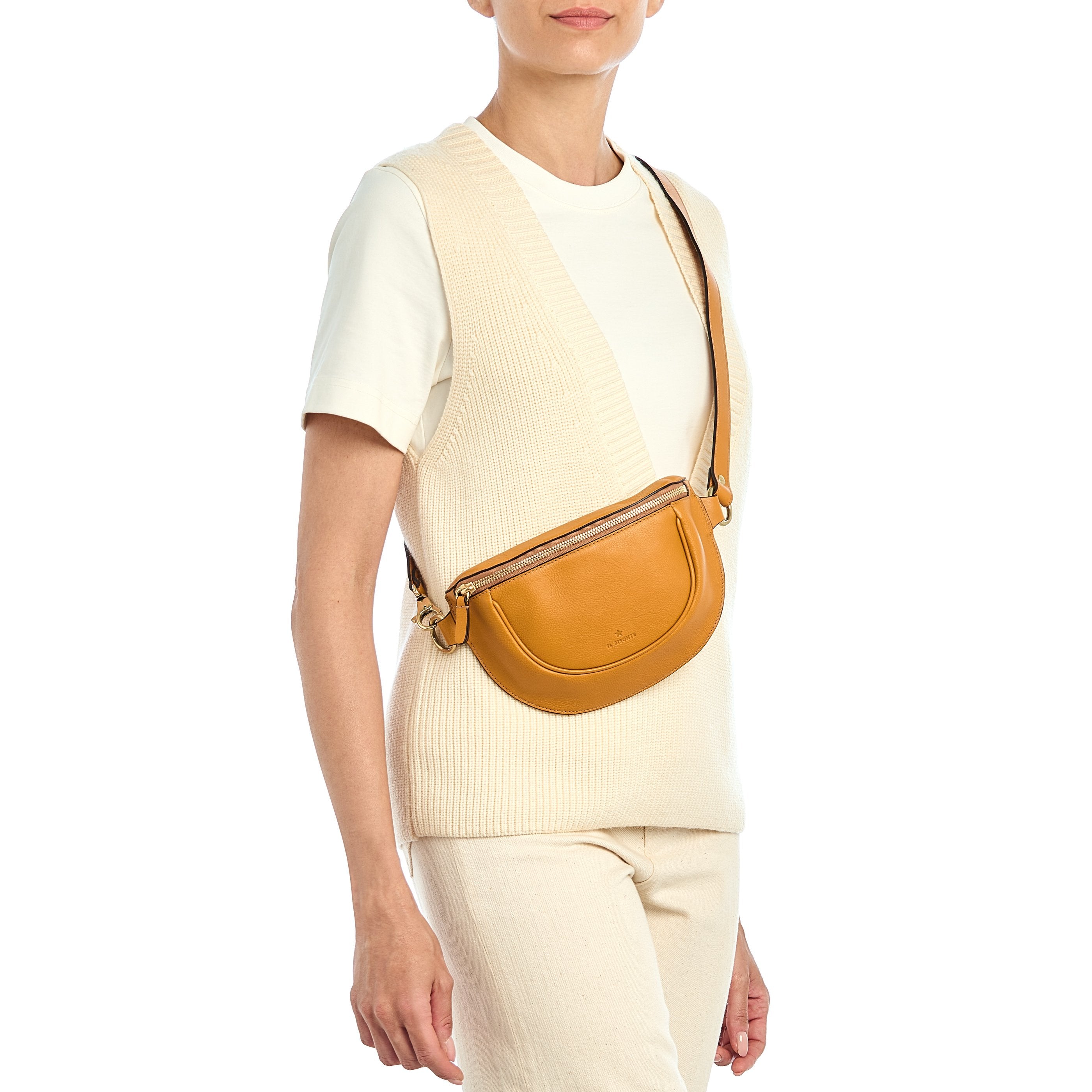 Oliveta | Marsupio da donna in pelle colore giallo narciso — 
lifestyle view
 — 2 of 5