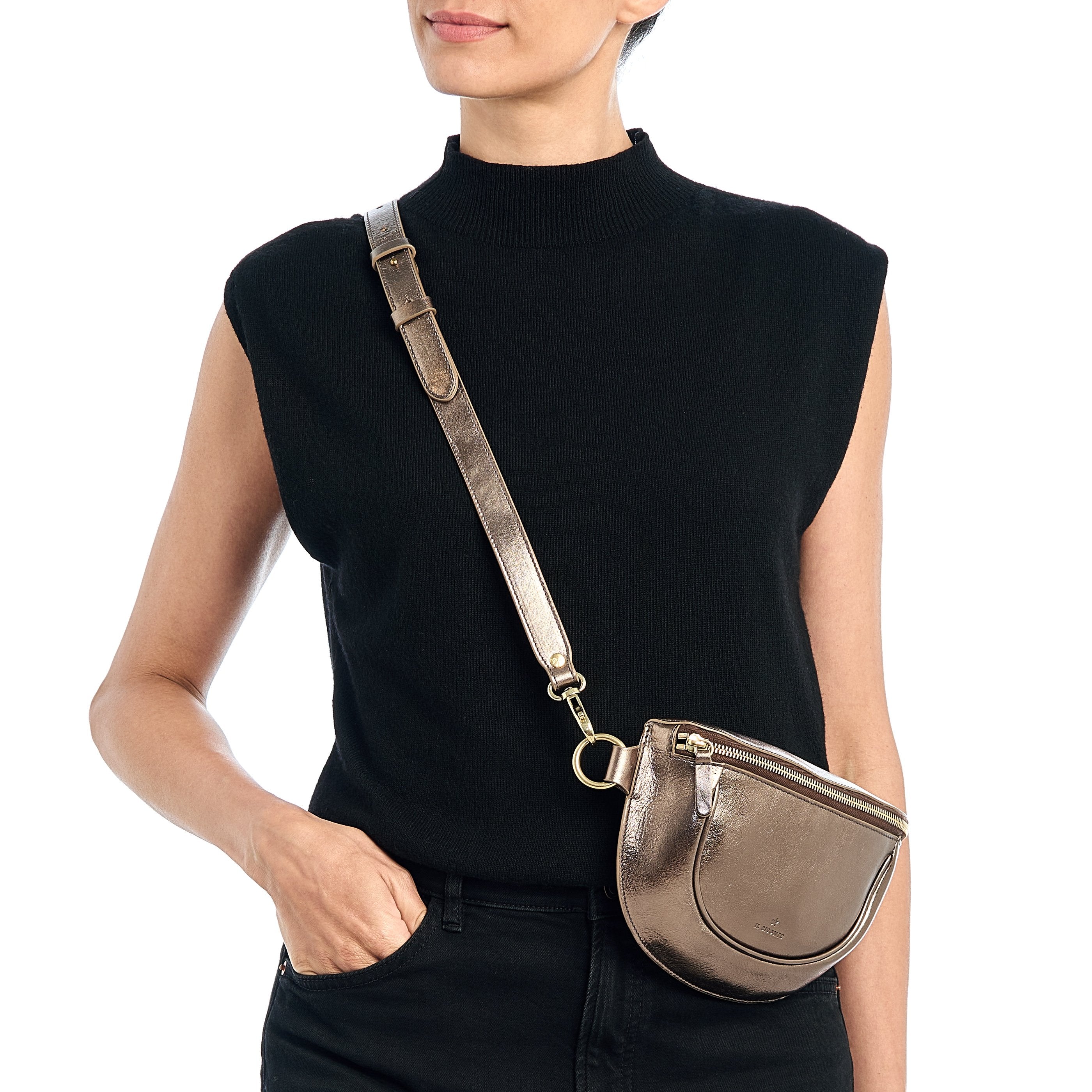 Oliveta | Sac banane pour femme en cuir métallisé couleur métallique bronze — 
lifestyle view
 — 2 of 5