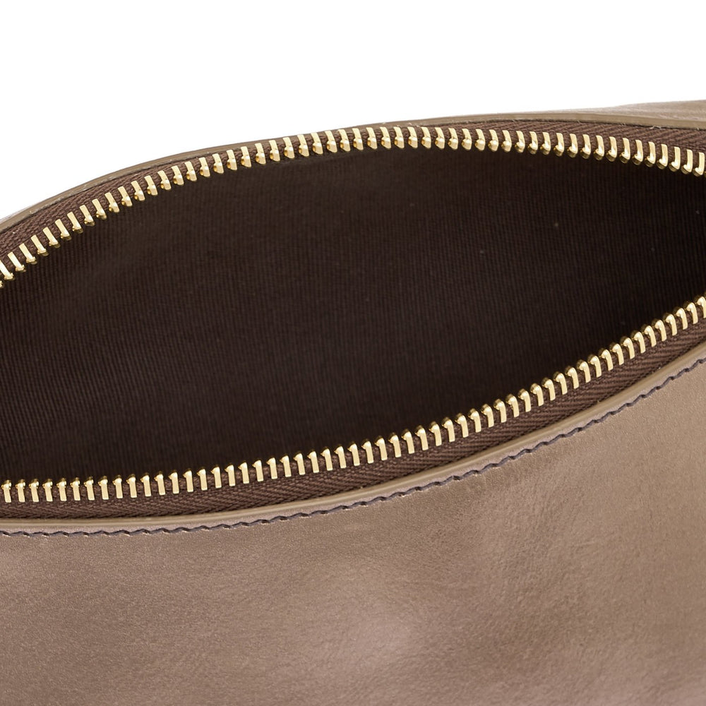 Oliveta | Sac banane pour femme en cuir métallisé couleur métallique bronze — 
interior detail view
 — 4 of 5