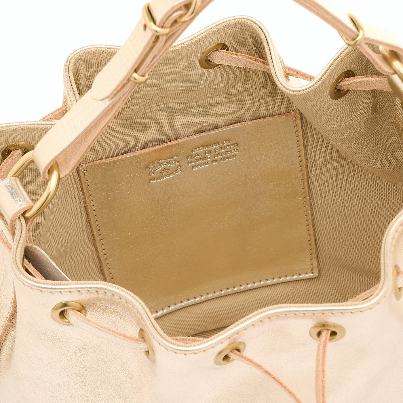 Women's bucket bag in metallic leather color metallic platinum — 
interior detail view
 — 4 of 5