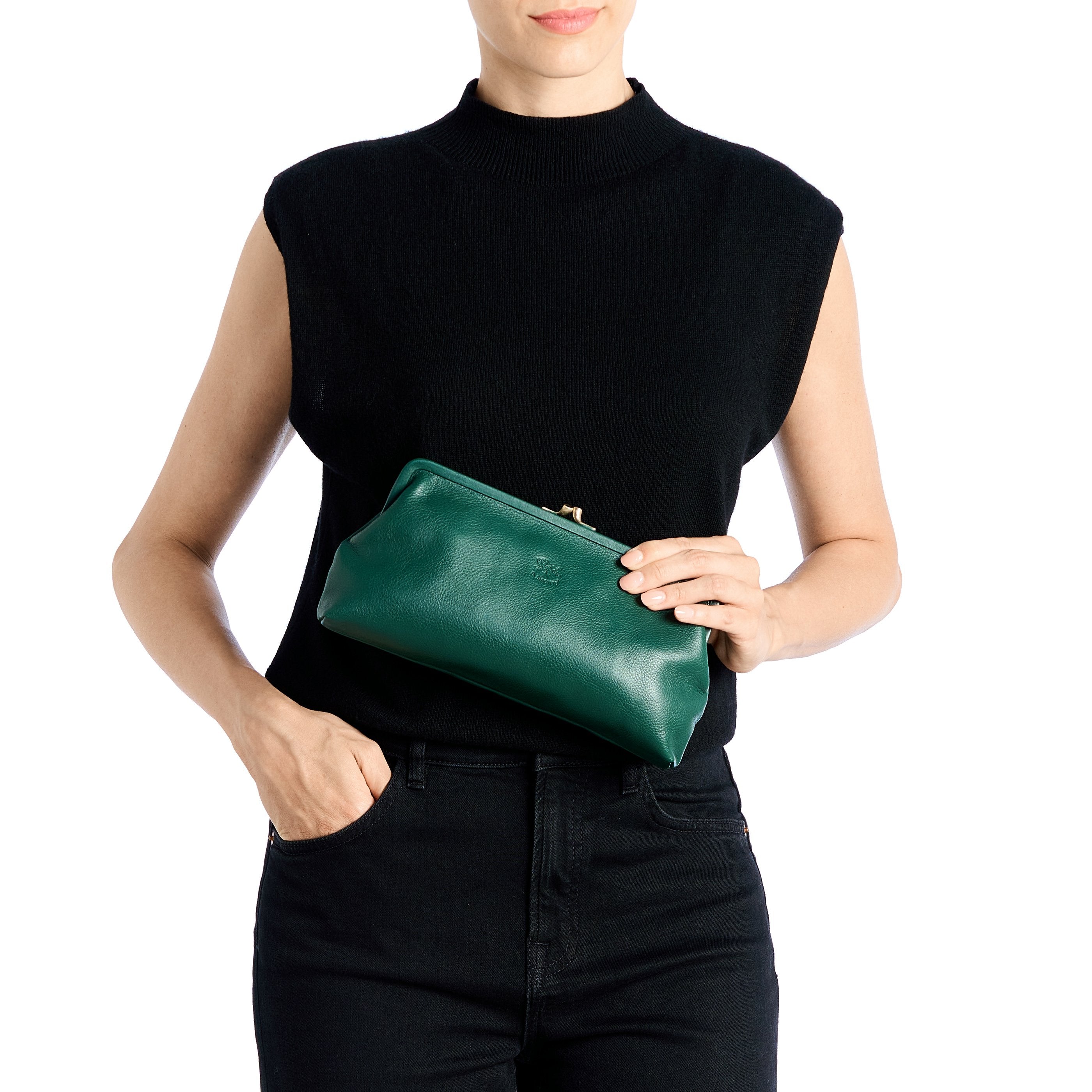 Manuela | Pochette da donna in pelle colore verde oleandro — 
lifestyle view
 — 2 of 4