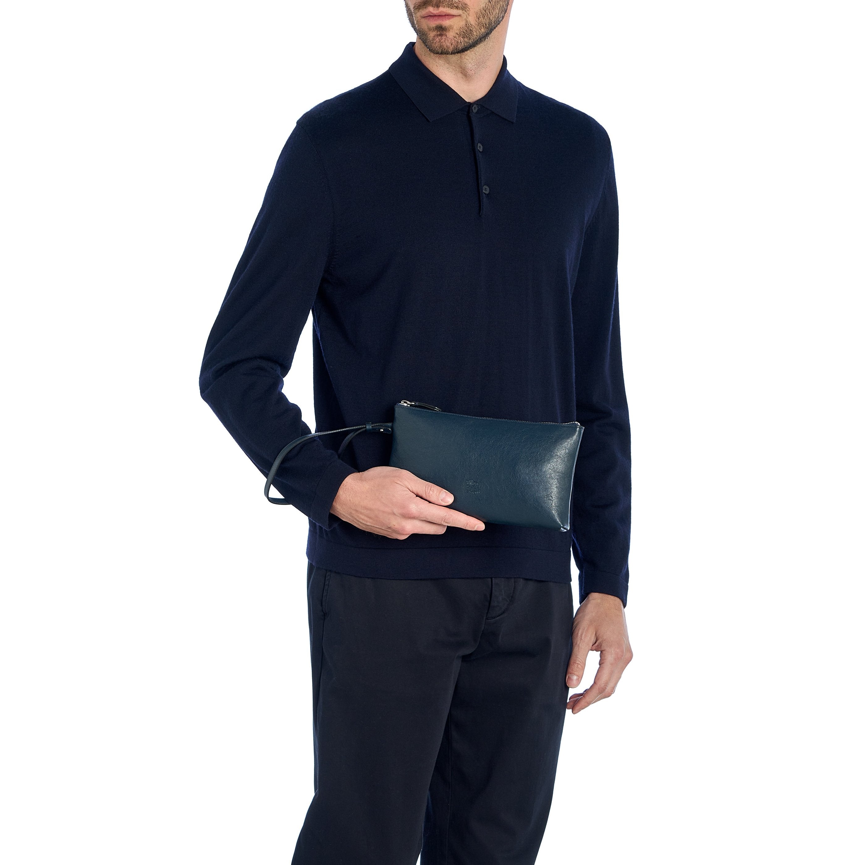 Oriuolo | Pochette pour homme en cuir vintage couleur bleu mezzanotte — 
lifestyle view
 — 2 of 4
