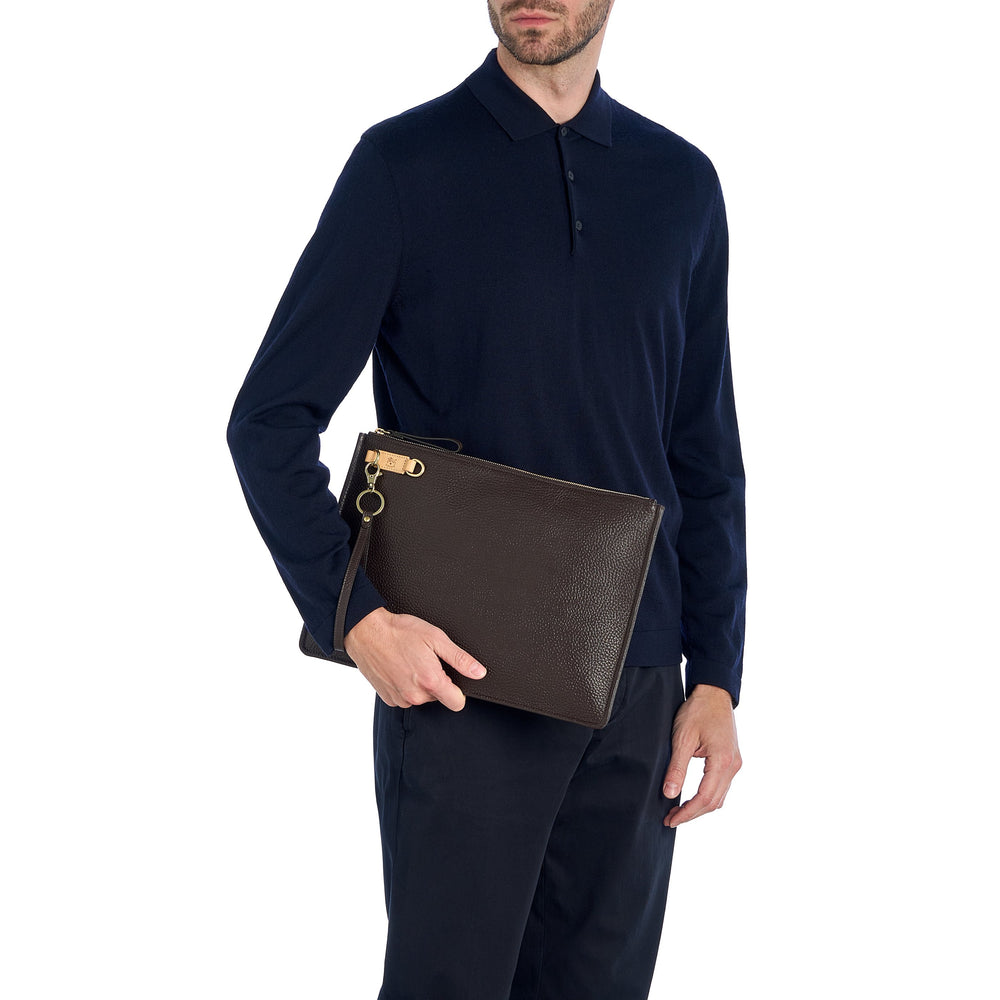 Segno | Pochette da uomo in pelle colore marrone — 
lifestyle view
 — 2 of 4
