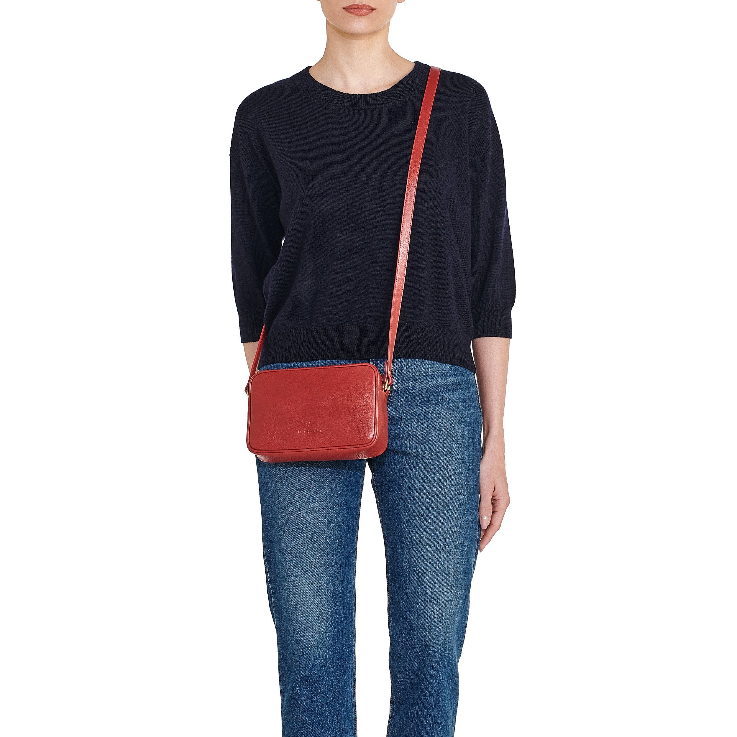 Oliveta | Borsa a tracolla da donna in pelle colore rosso — 
lifestyle view
 — 2 of 4