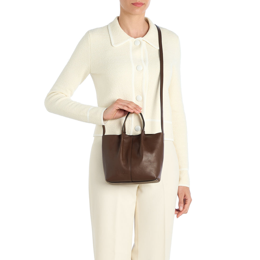 Nina | Sac bandouliere pour femme en cuir couleur marron tabacco — 
lifestyle view
 — 2 of 5