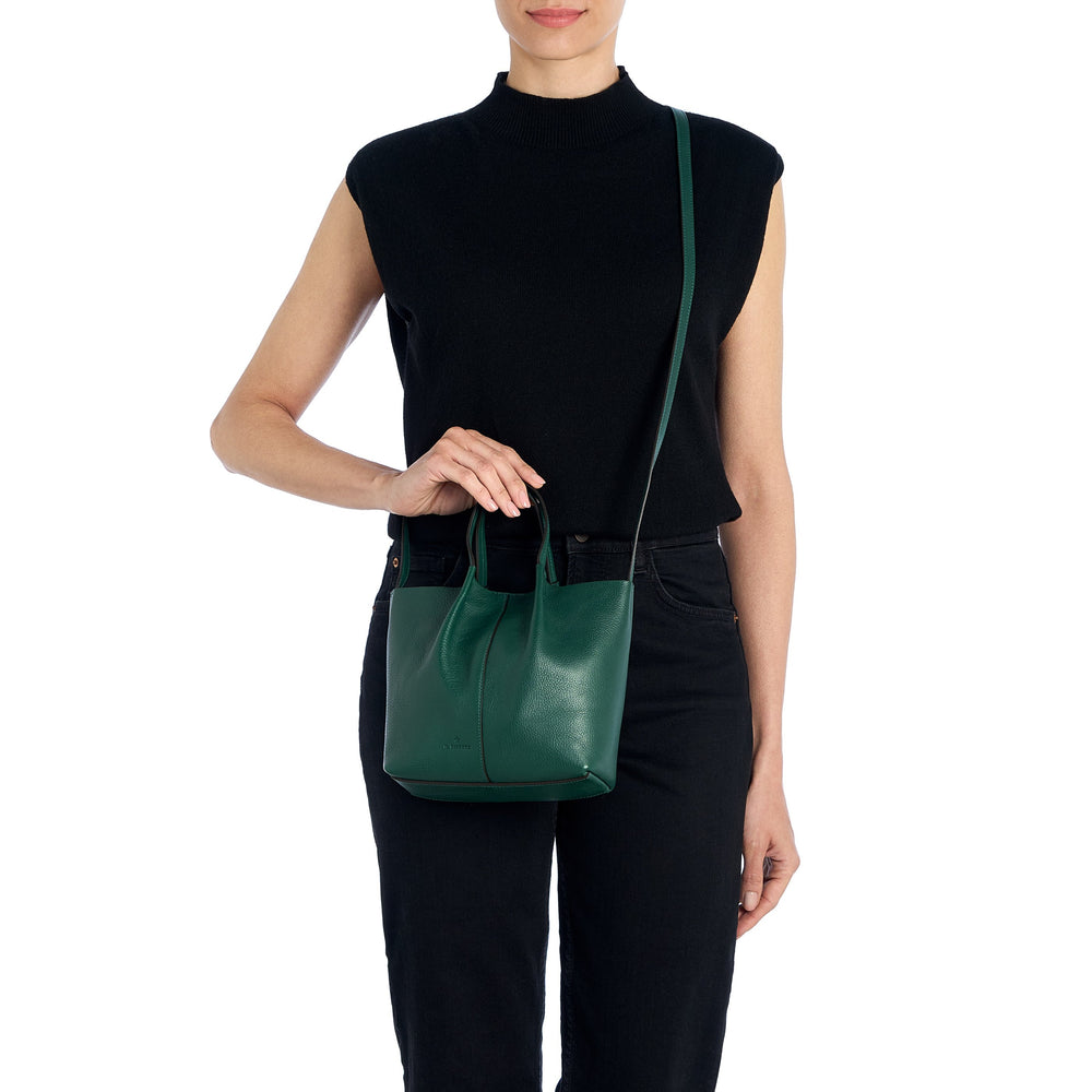 Nina | Sac bandouliere pour femme en cuir couleur vert oleandro — 
lifestyle view
 — 2 of 4