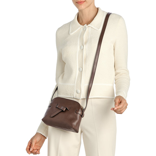 Elisa | Women's crossbody bag in leather color brown tabacco — 
lifestyle view
