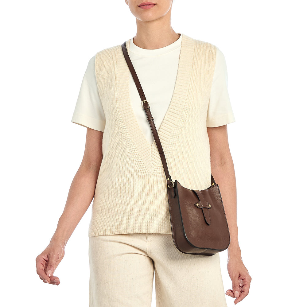 Archivio | Women's crossbody bag in leather color brown tabacco — 
lifestyle view
 — 2 of 5