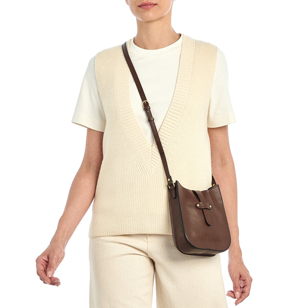 Archivio | Borsa a tracolla da donna in pelle colore marrone tabacco — 
lifestyle view
