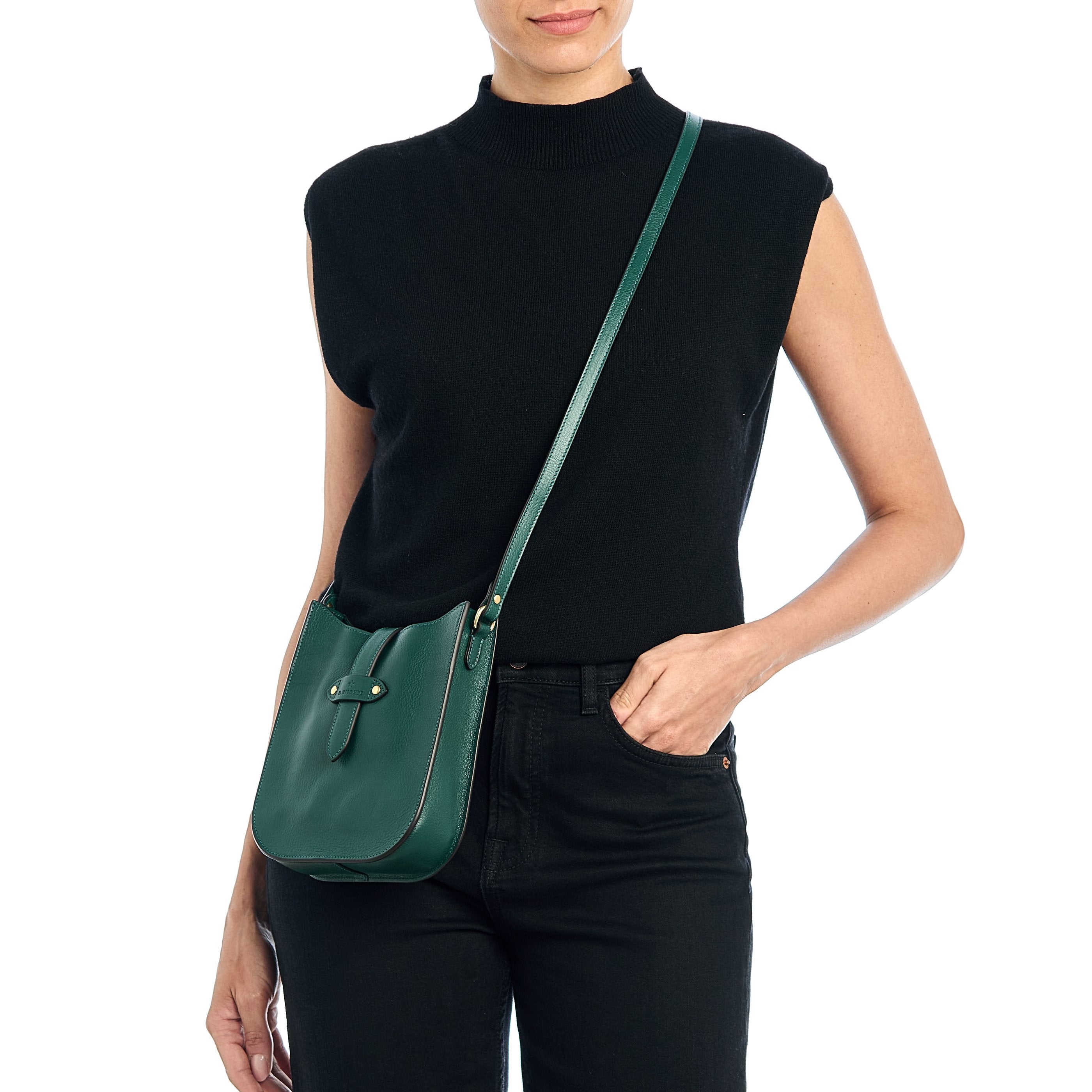 Archivio | Borsa a tracolla da donna in pelle colore verde oleandro — 
lifestyle view
 — 2 of 5