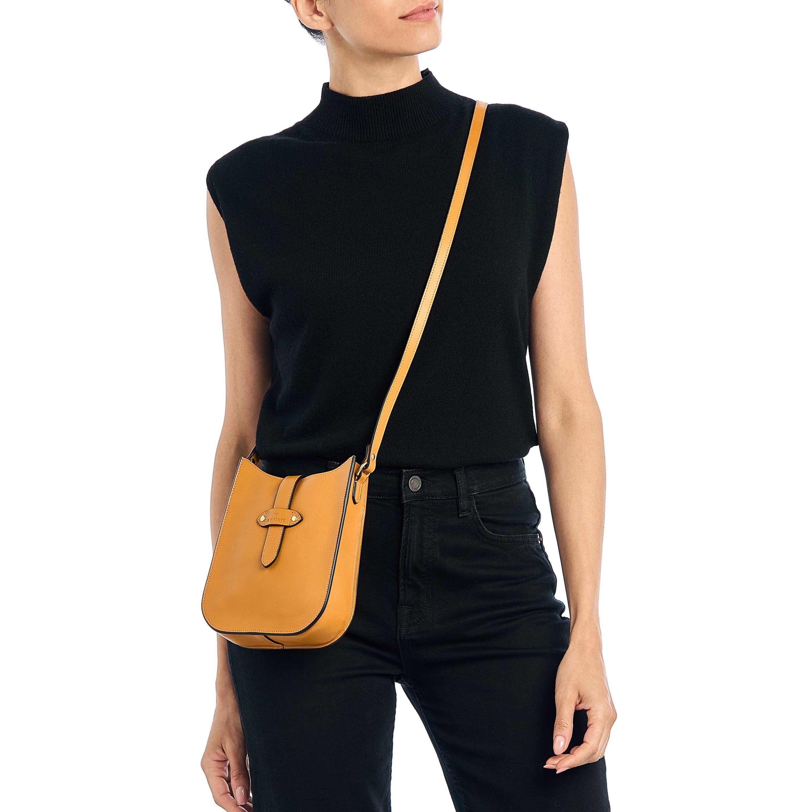 Archivio | Borsa a tracolla da donna in pelle colore giallo narciso — 
lifestyle view
 — 2 of 5