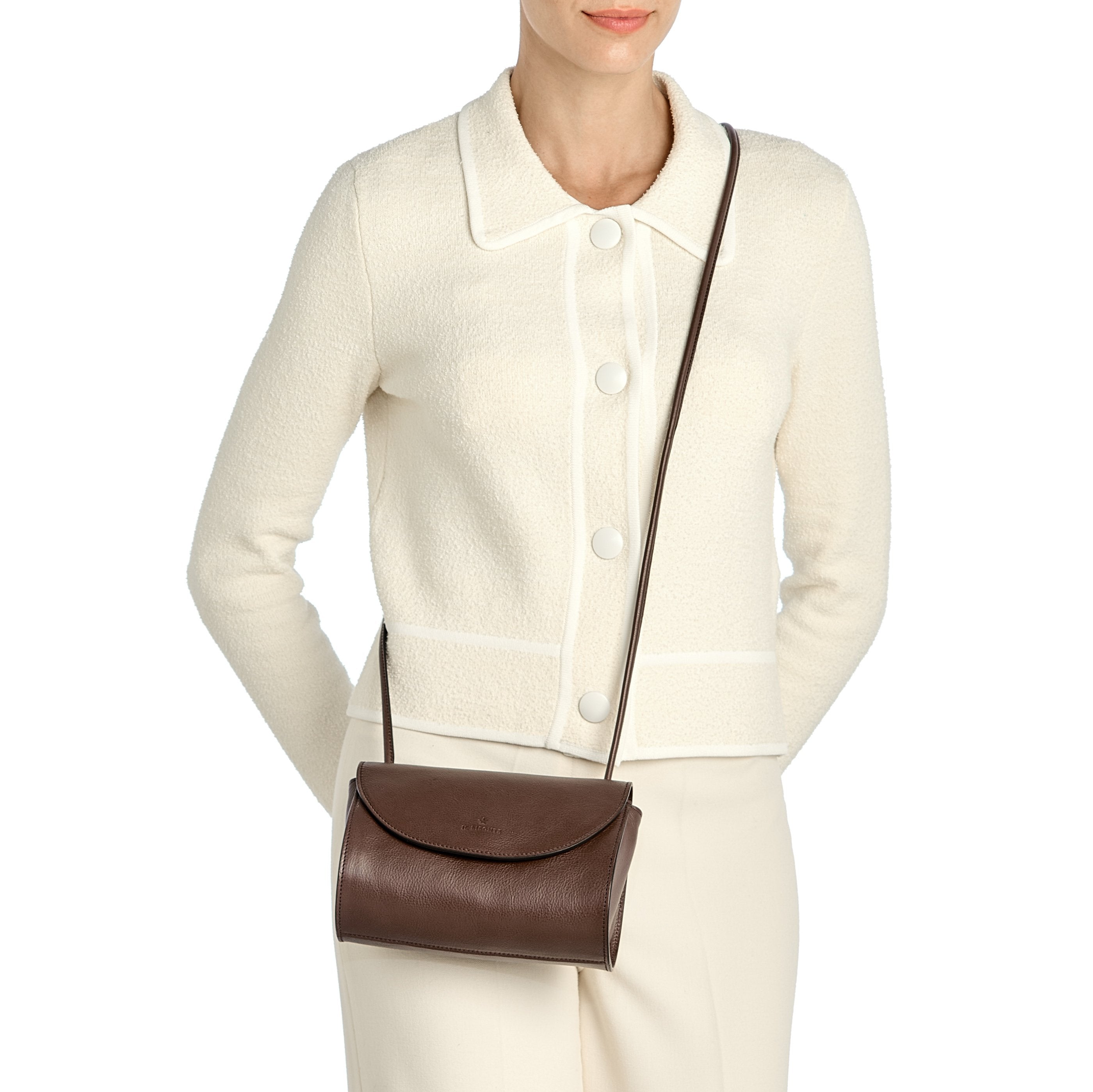 Linea 1978 | Sac bandouliere pour femme en cuir couleur marron tabacco — 
lifestyle view
 — 2 of 4