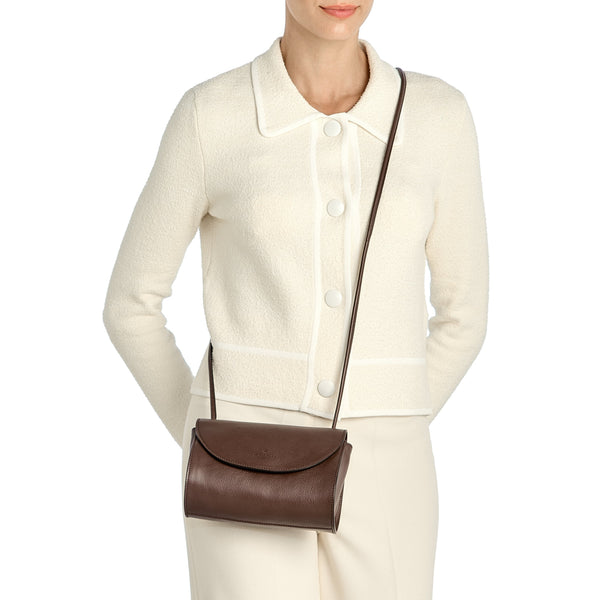 Linea 1978 | Women's crossbody bag in leather color brown tabacco — 
lifestyle view
