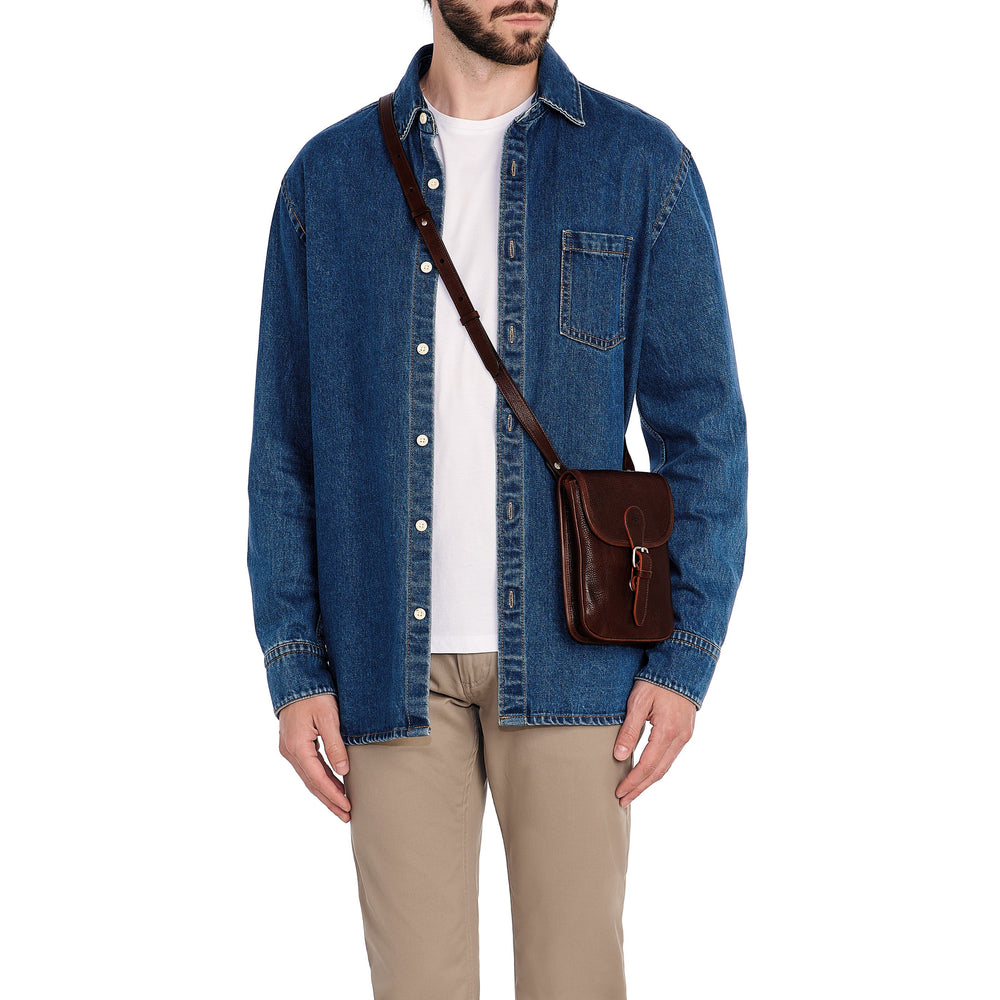 Linea 1990 | Borsa a tracolla da uomo in pelle invecchiata colore caffe / aragosta