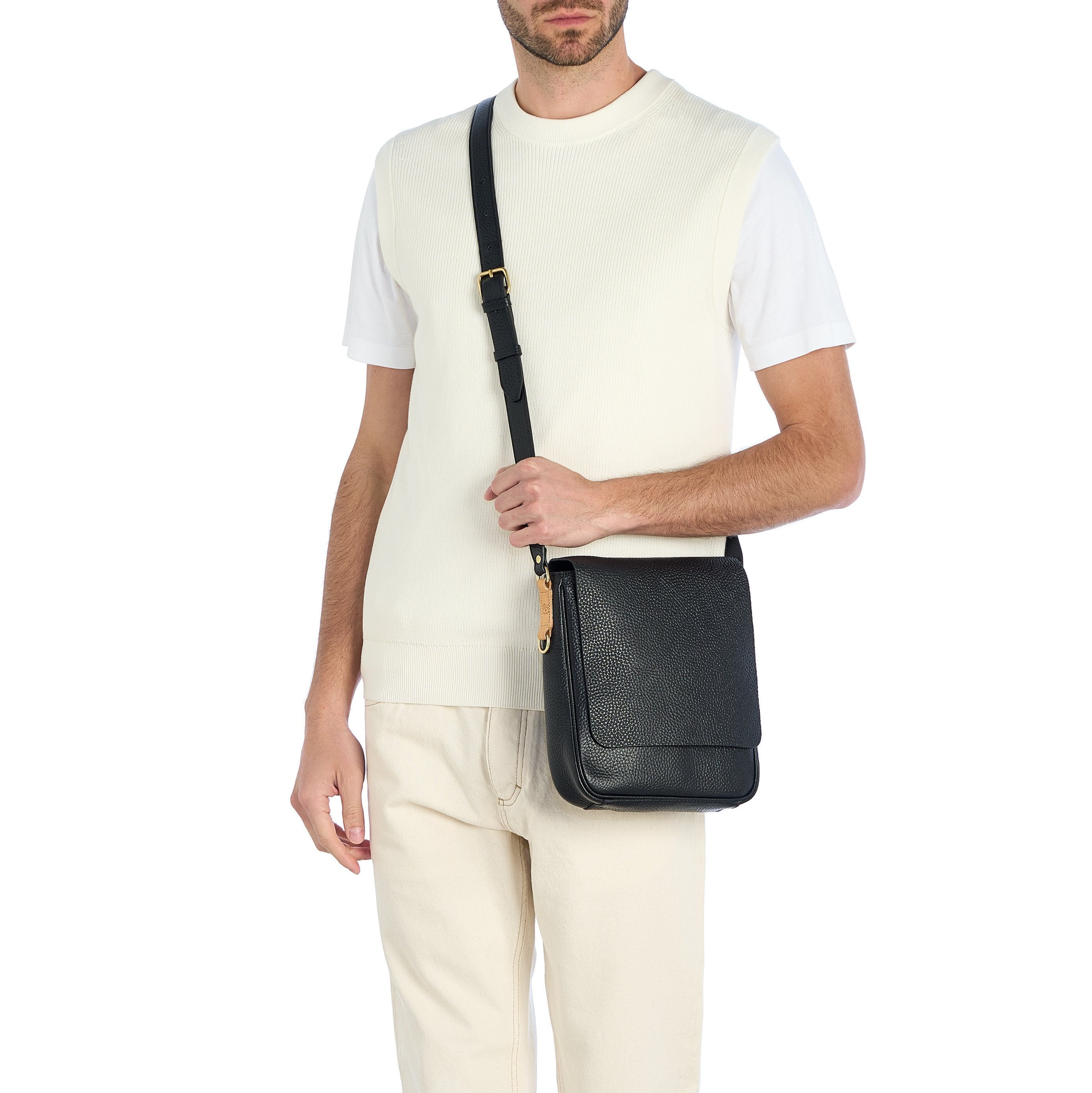 Segno | Sac bandouliere pour homme en cuir couleur noir — 
lifestyle view
 — 2 of 4