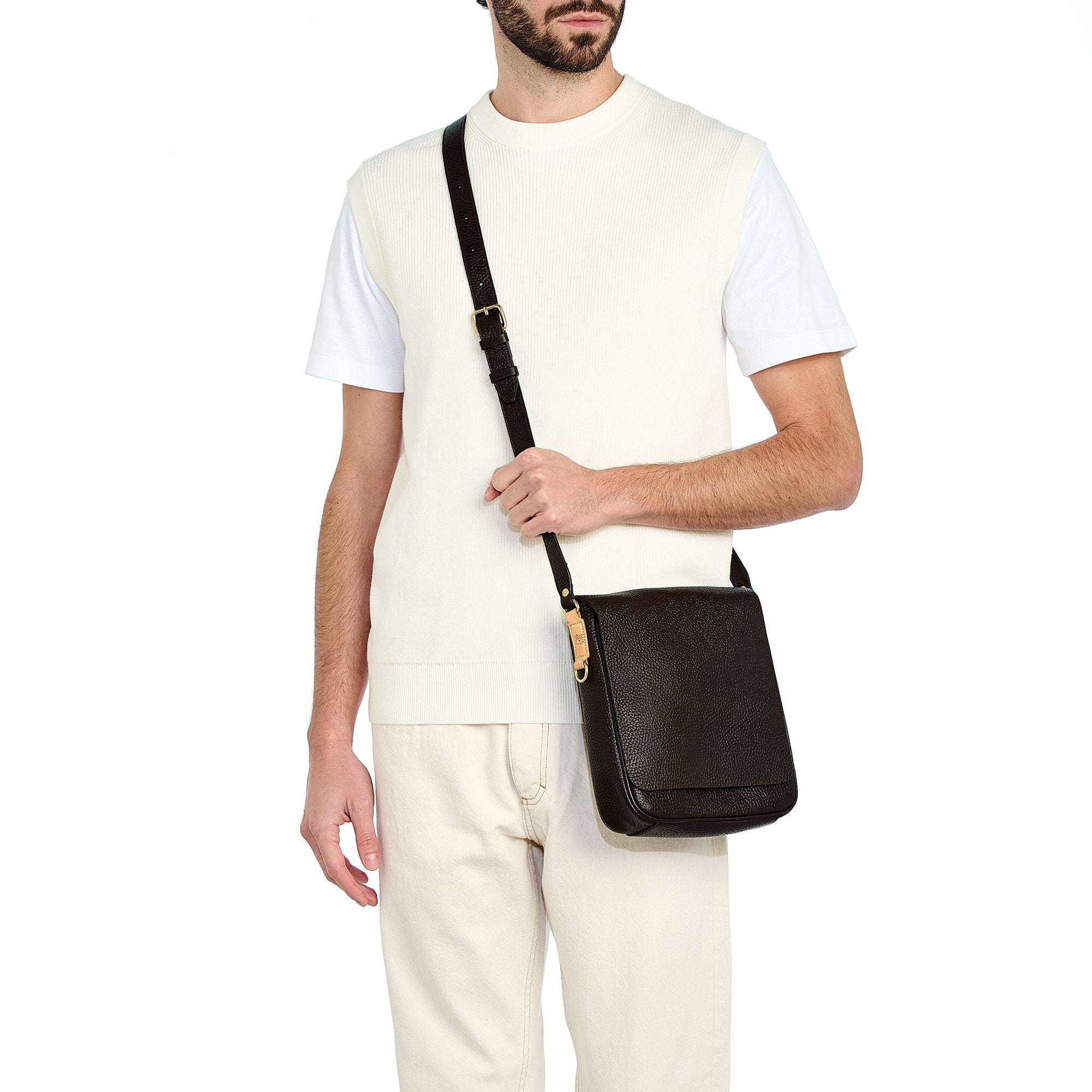 Segno | Sac bandouliere pour homme en cuir couleur brun foncé — 
lifestyle view
 — 2 of 5