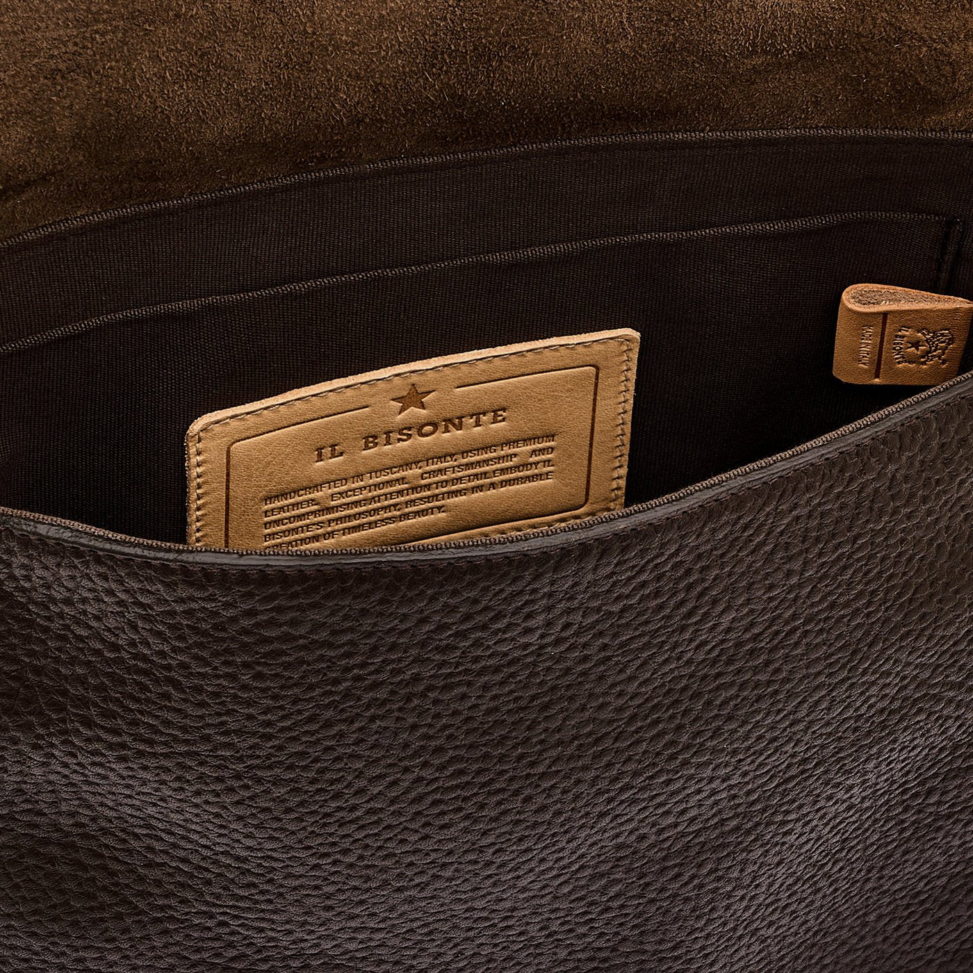 Segno | Sac bandouliere pour homme en cuir couleur brun foncé — 
interior detail view
 — 4 of 5