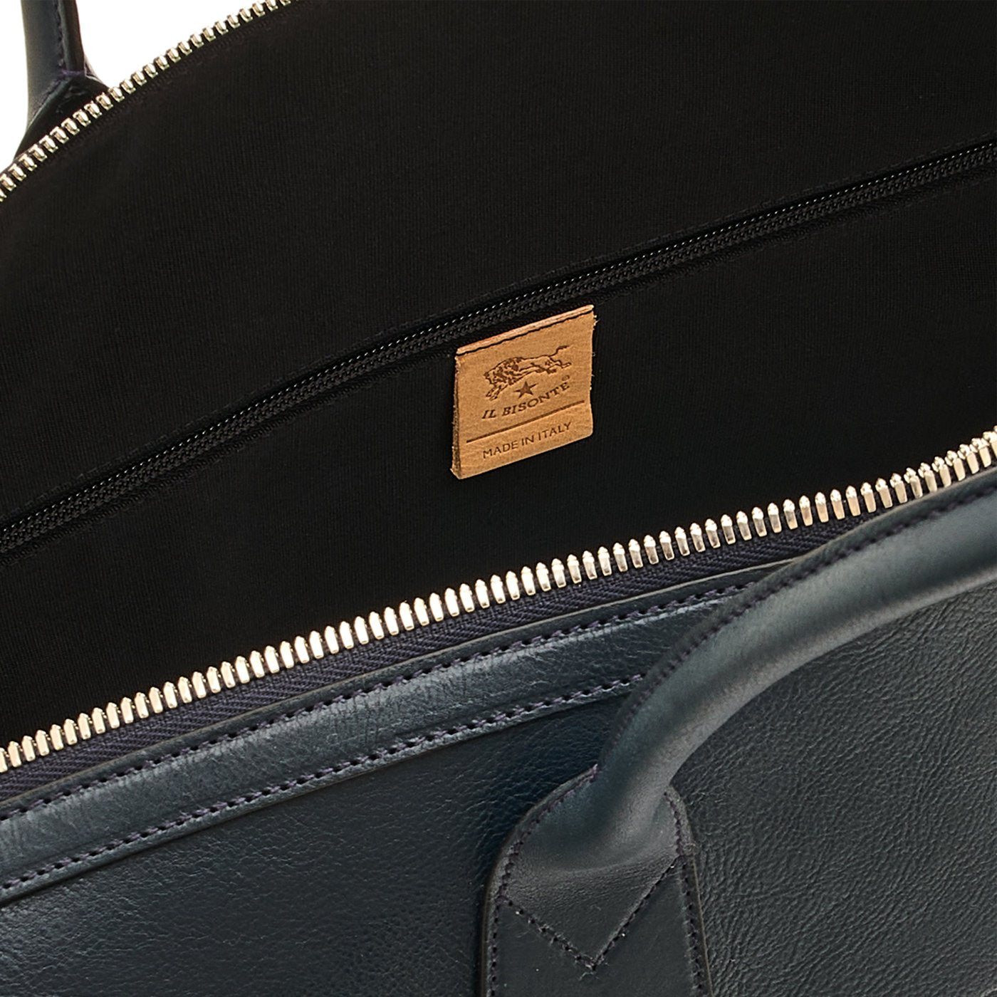 Archetipo | Men's travel bag in vintage leather color mezzanotte blue — 
interior detail view
 — 4 of 4
