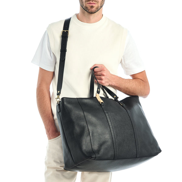 Segno | Sac voyage pour homme en cuir couleur noir — 
lifestyle view
