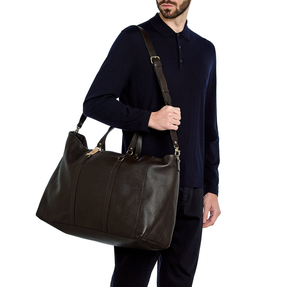 Segno | Borsa da viaggio da uomo in pelle colore testa di moro — 
lifestyle view
 — 2 of 6