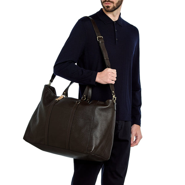 Segno | Sac voyage pour homme en cuir couleur brun foncé — 
lifestyle view
