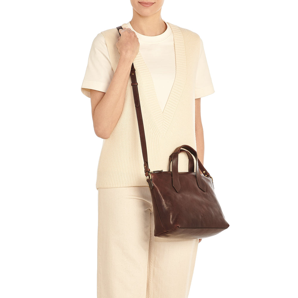 Le laudi | Women's handbag in vintage leather color coffee — 
lifestyle view
 — 2 of 5
