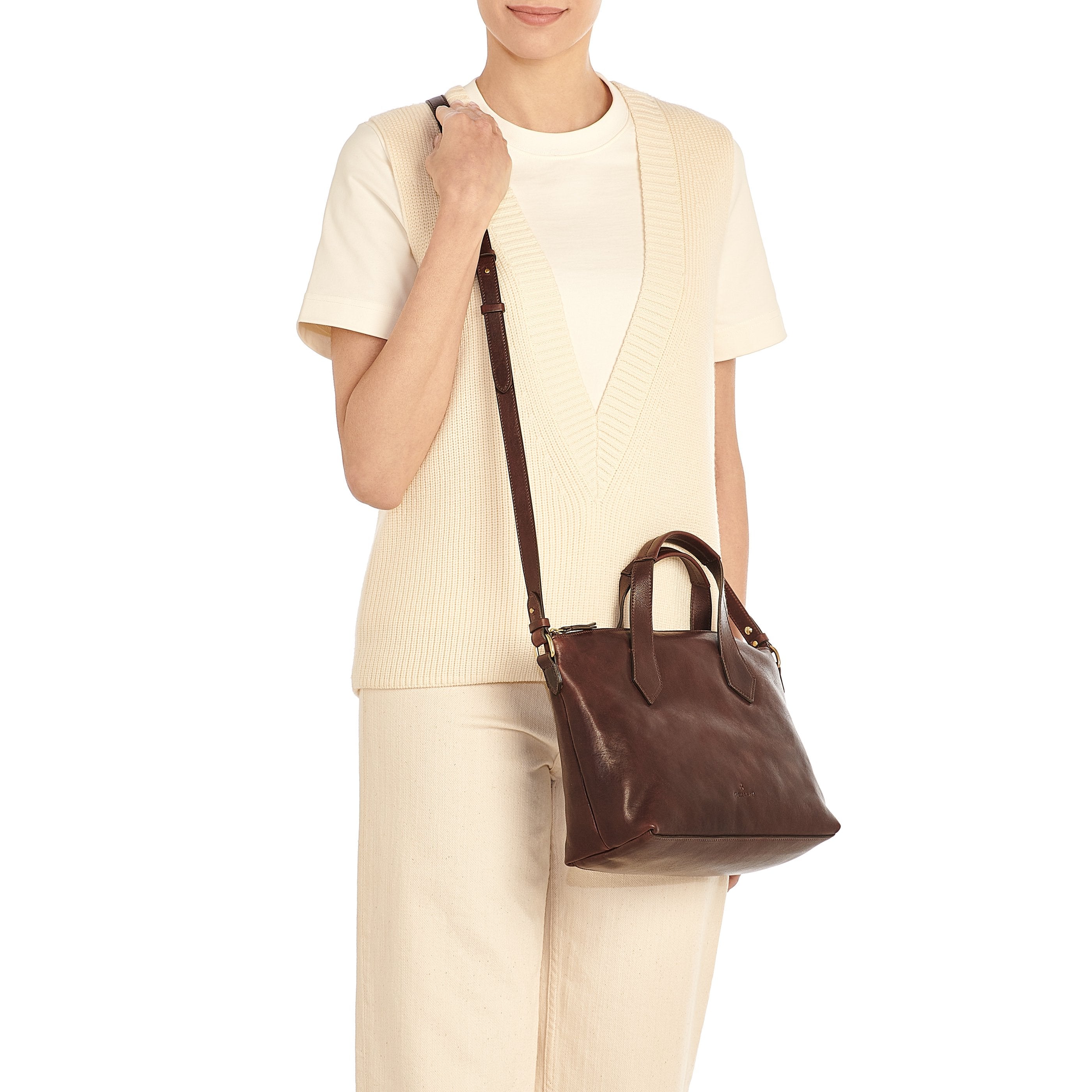 Le laudi | Women's handbag in vintage leather color coffee — 
lifestyle view
 — 2 of 5