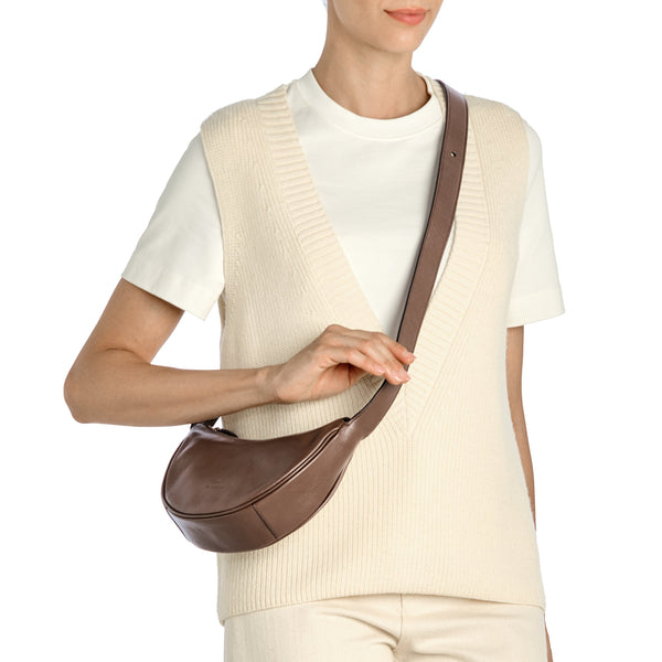 Oliveta | Women's hobo in leather color brown tabacco — 
lifestyle view

