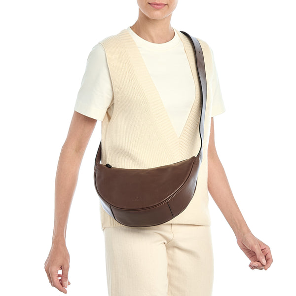 Oliveta | Hobo pour femme en cuir couleur marron tabacco — 
lifestyle view
