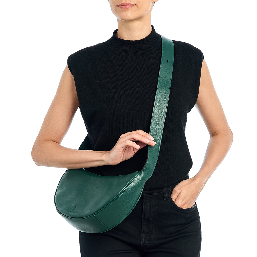 Oliveta | Hobo pour femme en cuir couleur vert oleandro — 
lifestyle view
 — 2 of 5