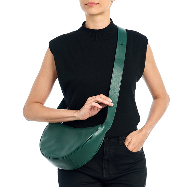 Oliveta | Hobo pour femme en cuir couleur vert oleandro — 
lifestyle view
