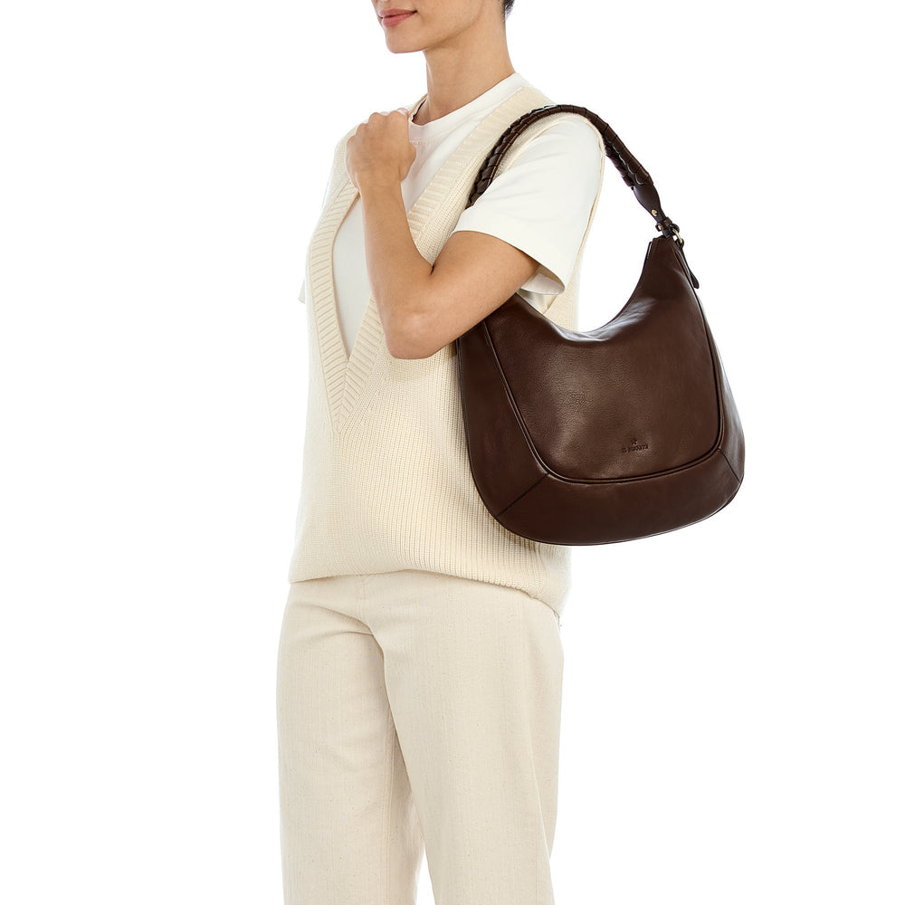 Trama | Hobo pour femme en cuir couleur marron tabacco — 
lifestyle view
 — 2 of 4