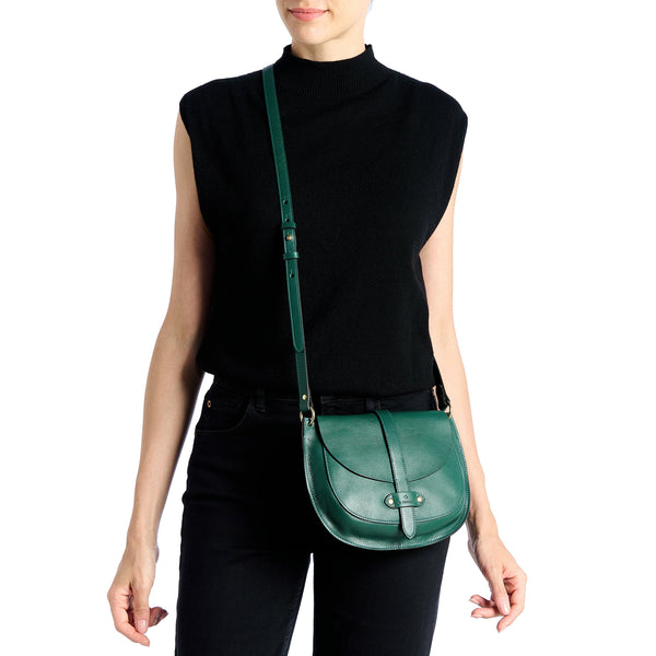 Archivio | Saddle da donna in pelle colore verde oleandro — 
lifestyle view
