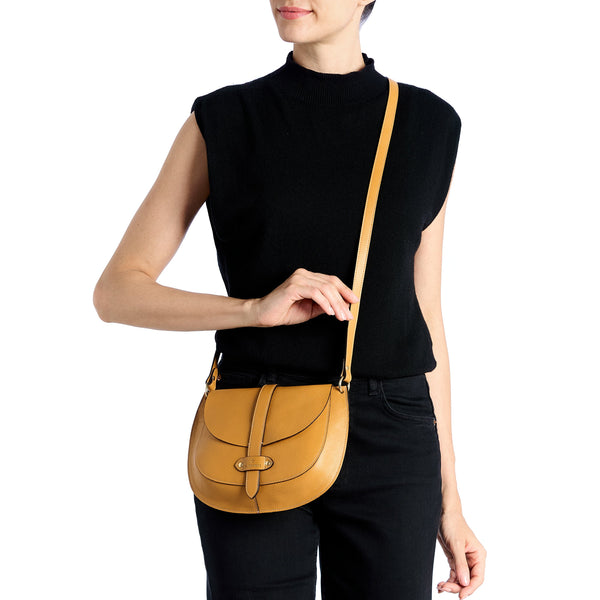 Archivio | Saddle da donna in pelle colore giallo narciso — 
lifestyle view
