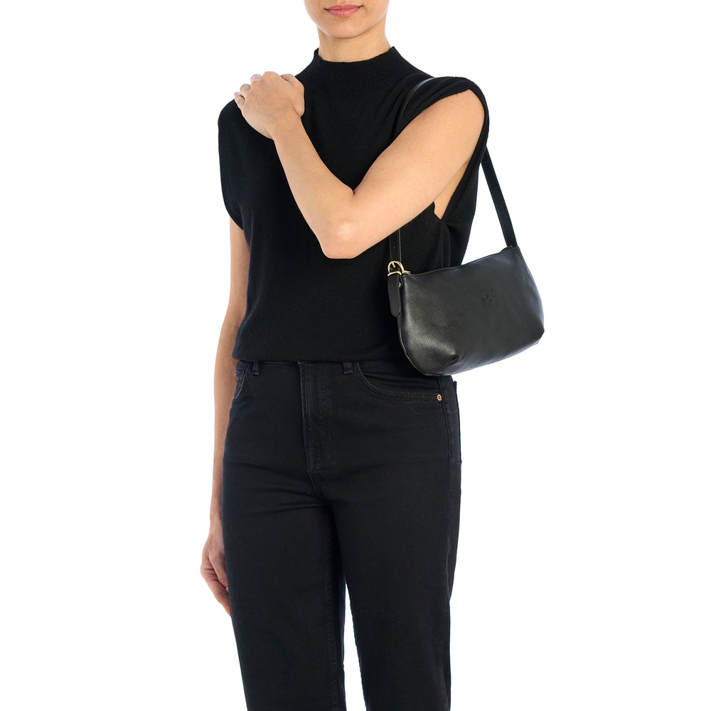 Borsa a spalla da donna in pelle colore nero — 
lifestyle view
 — 2 of 4
