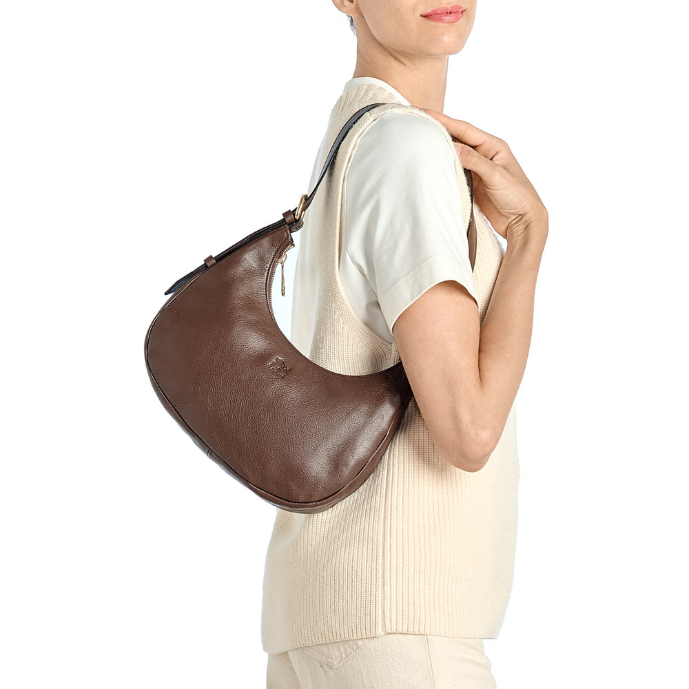 Belcanto | Borsa a spalla da donna in pelle colore marrone tabacco — 
lifestyle view
 — 2 of 4