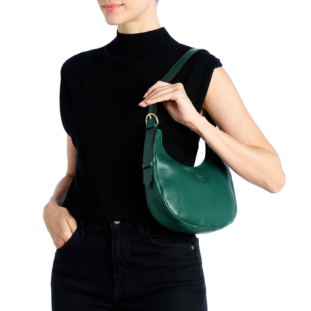 Belcanto | Borsa a spalla da donna in pelle colore verde oleandro — 
lifestyle view
 — 2 of 4