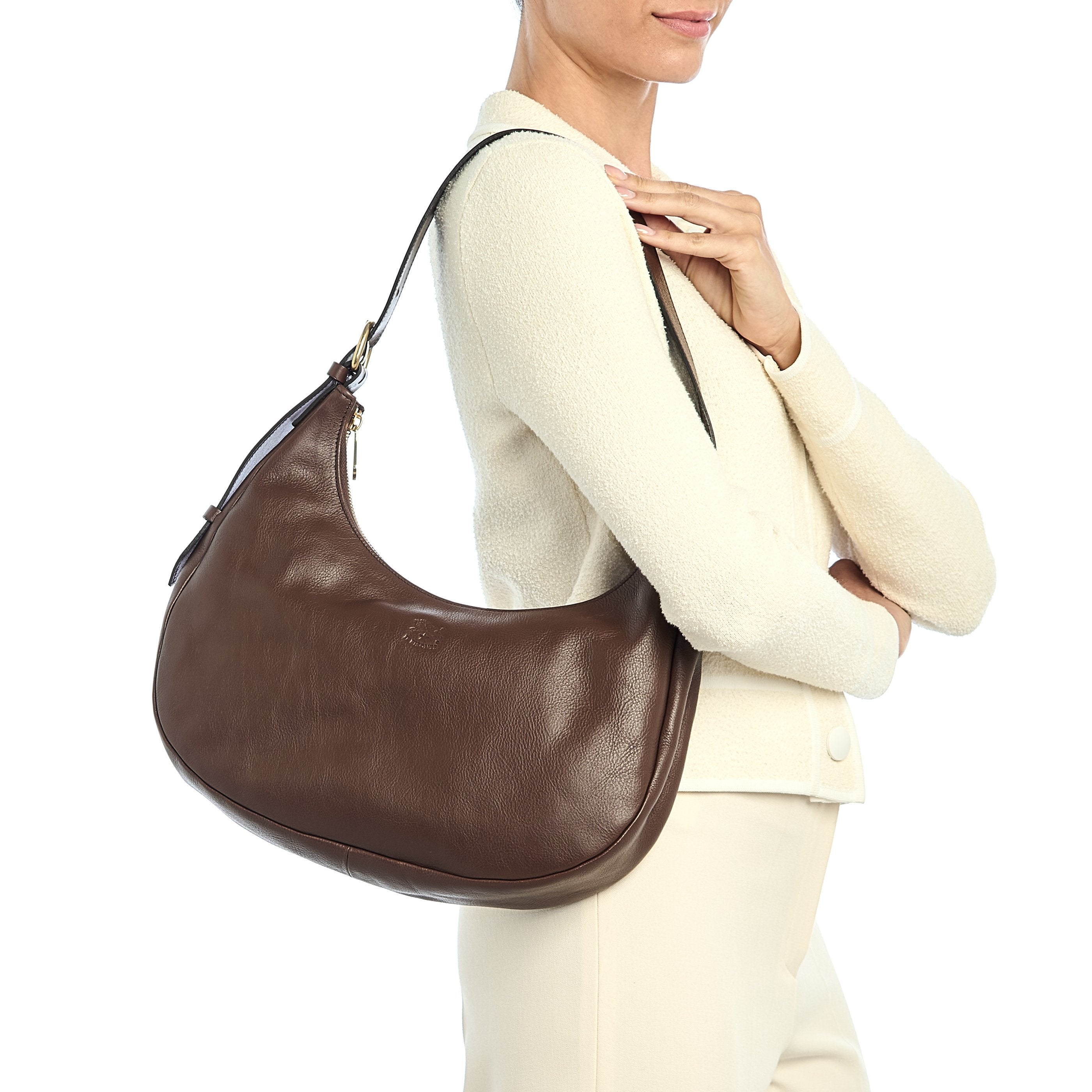 Belcanto | Sac epaule pour femme en cuir couleur marron tabacco — 
lifestyle view
 — 2 of 4