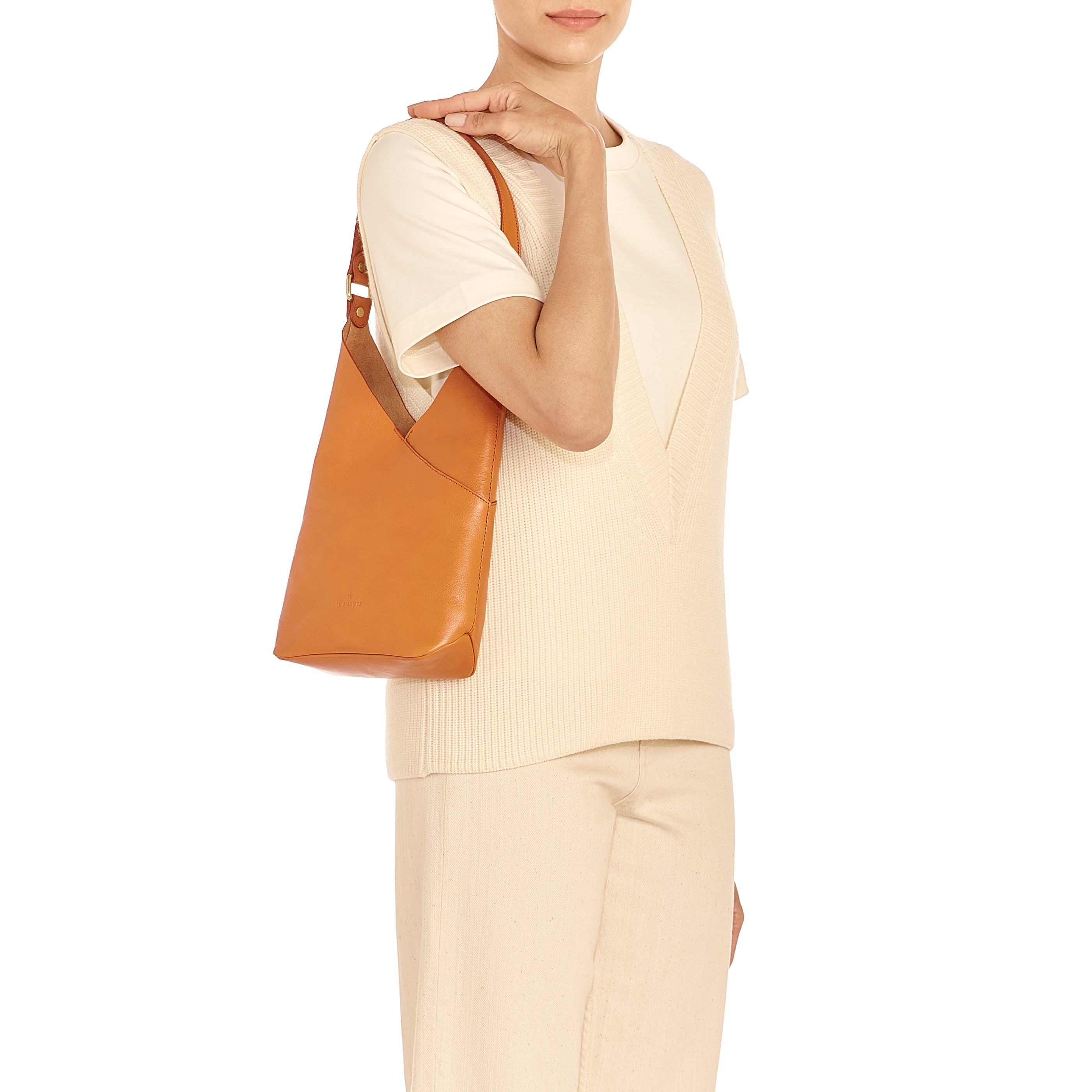Malibu | Women's shoulder bag in leather color caramel