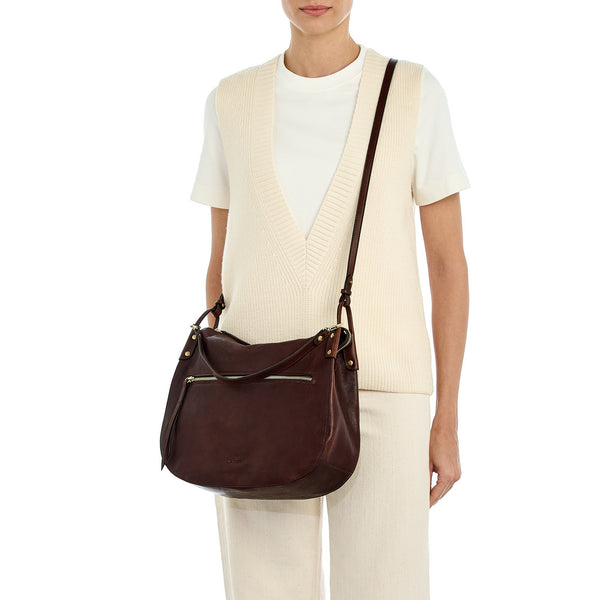 Essenza | Women's shoulder bag in vintage leather — 
lifestyle view
