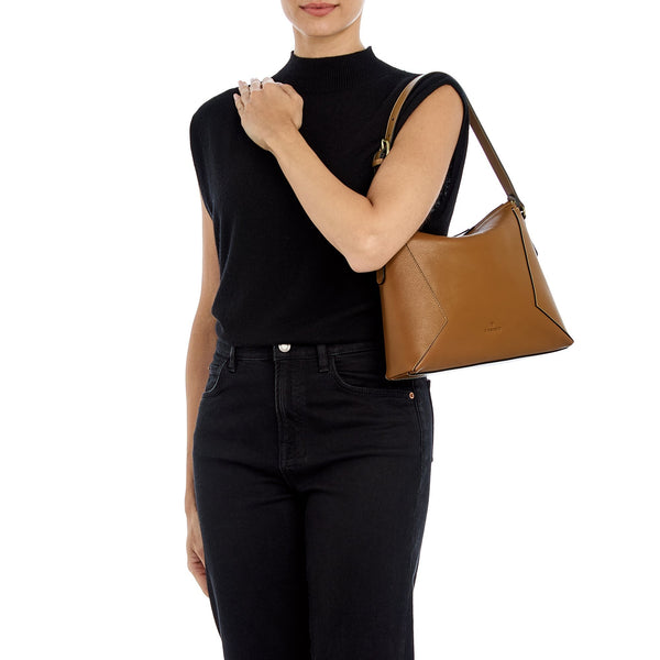 Storia | Sac epaule pour femme en cuir couleur gianduia — 
lifestyle view
