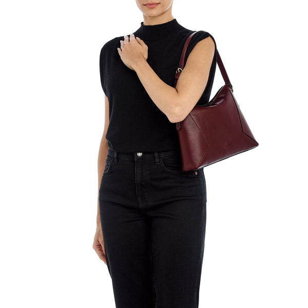 Storia | Sac epaule pour femme en cuir couleur cerise noire — 
lifestyle view
