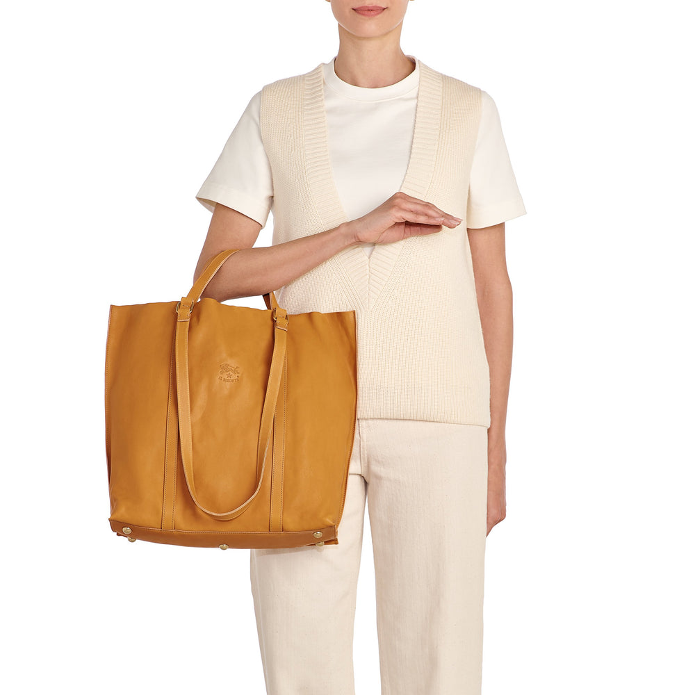 Sac a main pour femme en cuir vintage couleur naturel — 
lifestyle view
 — 2 of 6