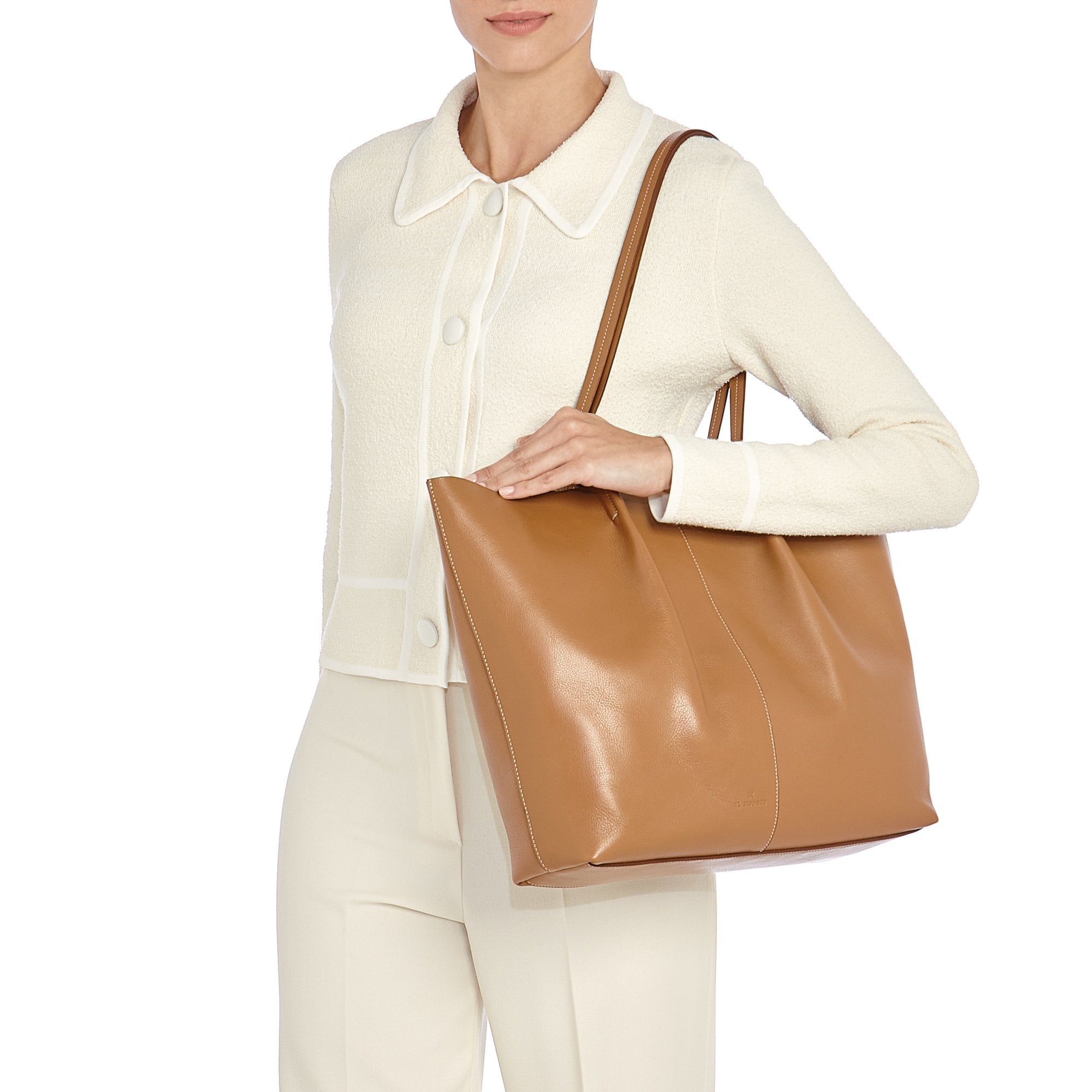 Nina | Sac fourre-tout pour femme en cuir couleur gianduia — 
lifestyle view
 — 2 of 8