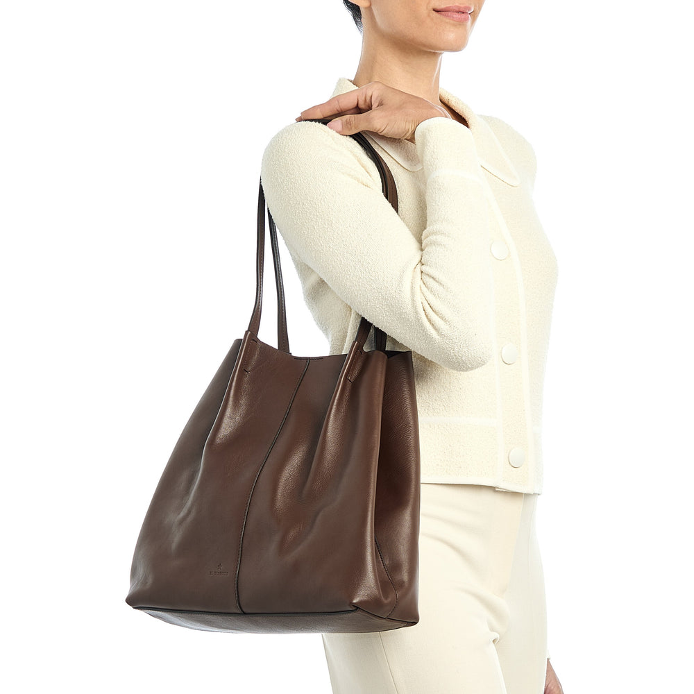 Nina | Sac fourre-tout pour femme en cuir couleur marron tabacco — 
lifestyle view
 — 2 of 6