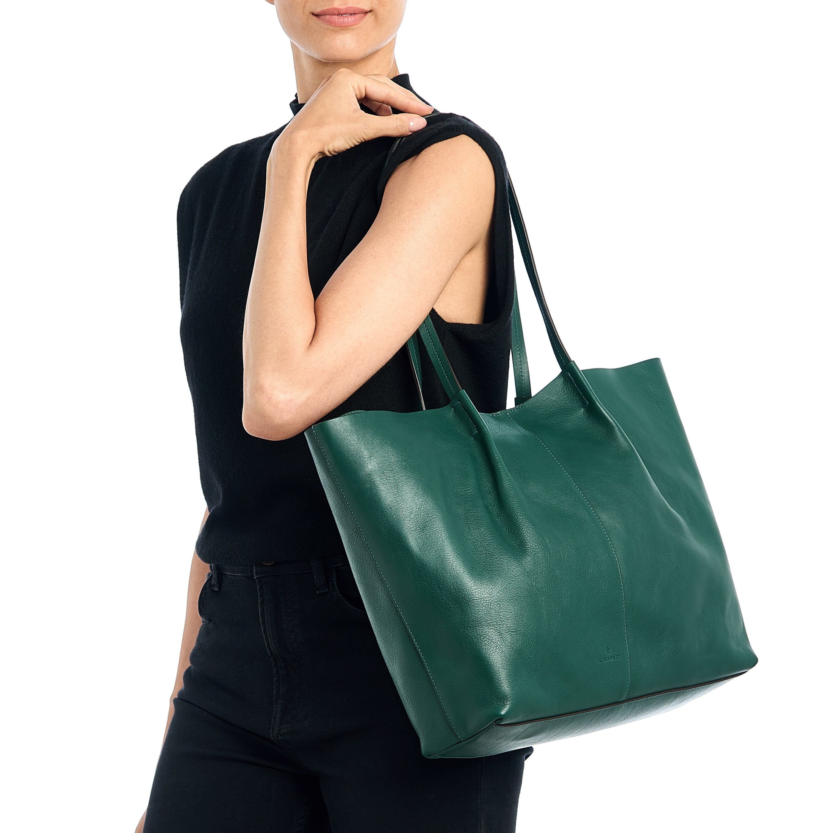 Nina | Shopping da donna in pelle colore verde oleandro — 
lifestyle view
 — 2 of 8