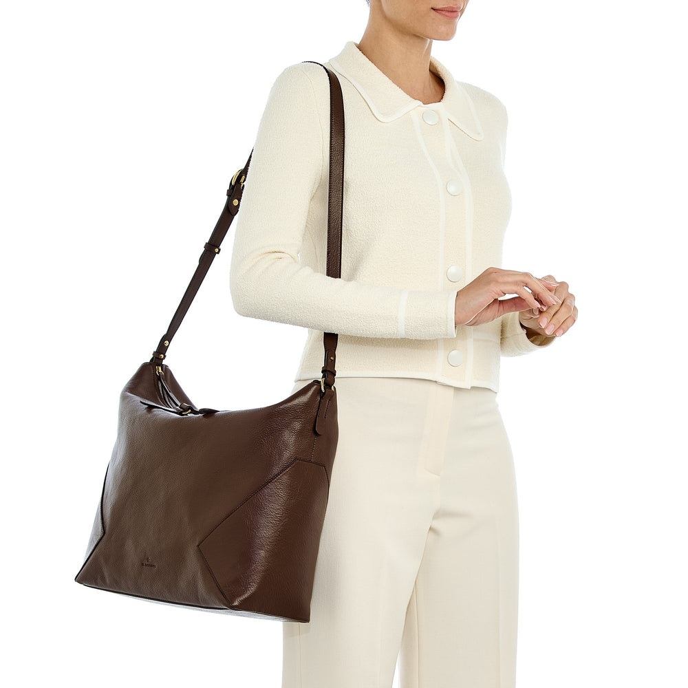 Storia | Women's tote bag in leather color brown tabacco — 
lifestyle view
 — 2 of 6